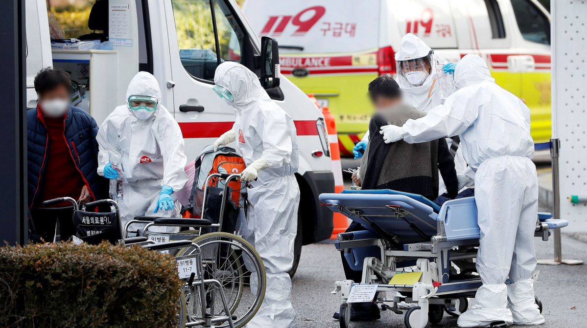 ▲0시 기준 코로나19 위중증 환자가 1,022명으로 집계된 21일 오후 서울 중랑구 서울의료원에서 위중증 환자가 의료진의 안내를 받고 있다. (뉴시스)