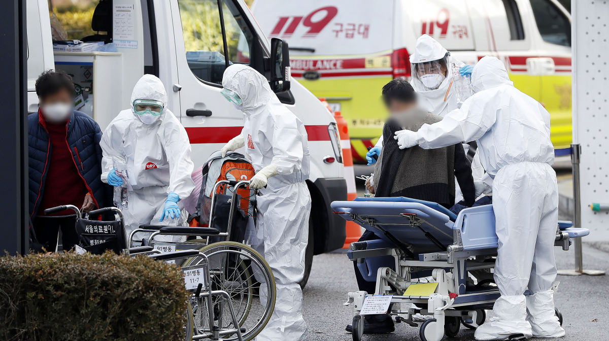 ▲0시 기준 코로나19 위중증 환자가 1022명으로 집계된 21일 오후 서울 중랑구 서울의료원에서 위중증 환자가 의료진의 안내를 받고 있다. (뉴시스)