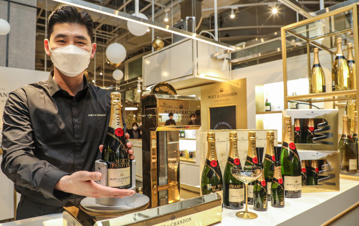 ▲22일 오전 서울시 영등포구 현대백화점 더현대 서울 지하1층 모엣&샹동 팝업스토어에서 직원이 제품을 소개하고 있다. (사진제공=현대백화점)