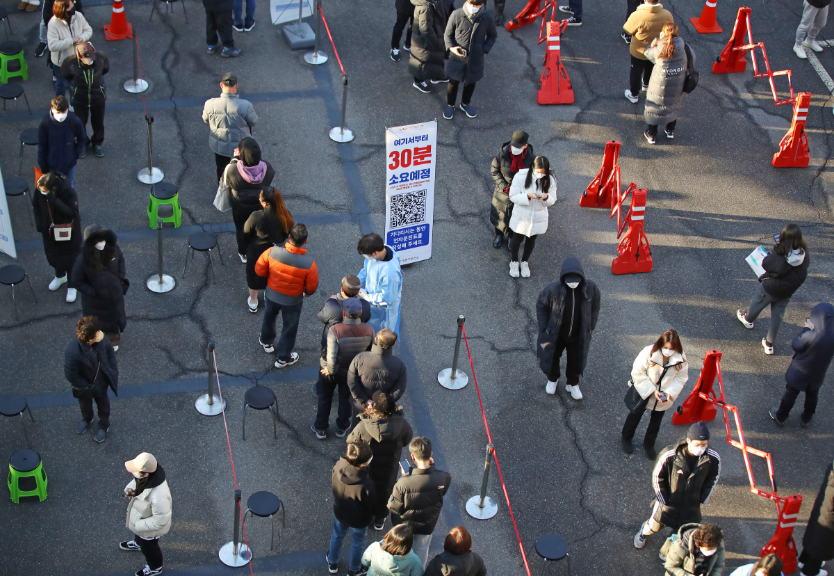 ▲서울 강동구보건소에 마련된 선별진료소를 찾은 시민들이 검체 검사 순서를 기다리고 있다.  (연합뉴스)