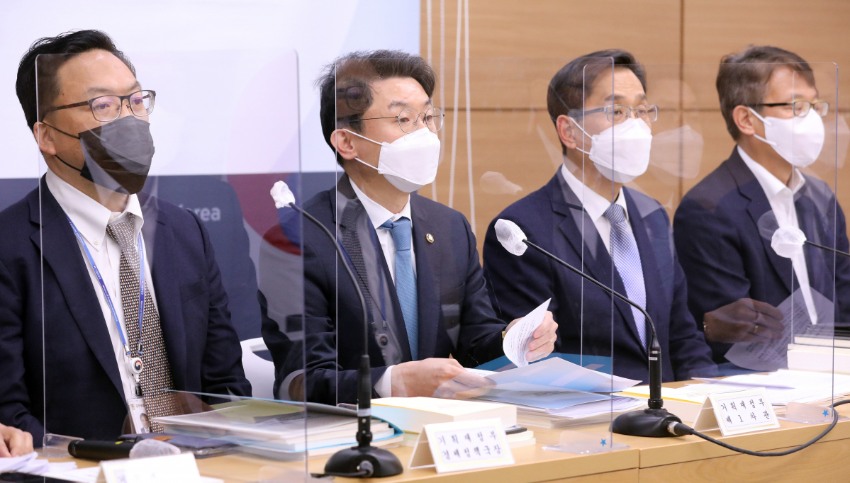 ▲이억원 기획재정부 1차관이 17일 세종시 정부세종청사에서 2022년 경제정책방향을 발표하고 있다. (뉴시스)