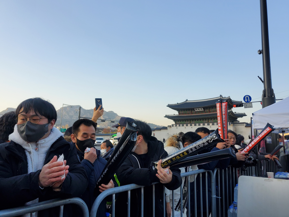 ▲22일 오후 서울 광화문 시민열린마당에서 열린 자영업자 총궐기 집회장에 입장하지 못한 시민들이 펜스에 매달려 있다.  (안유리 기자 inglass@)