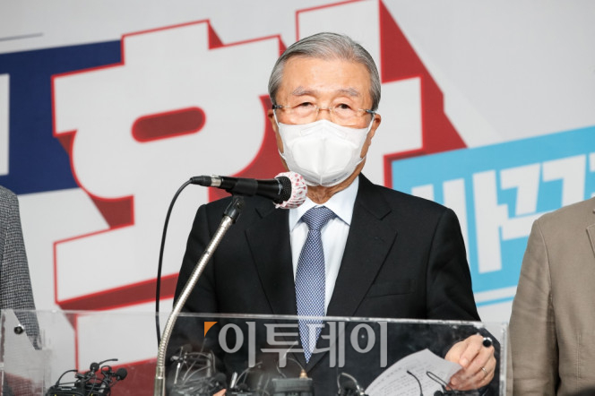 ▲김종인 국민의힘 총괄선대위원장이 22일 오후 서울 여의도 국민의힘 당사에서 대장동 사건 특검 촉구 긴급 기자회견을 하고 있다. 신태현 기자 holjjak@ (이투데이DB)