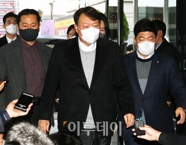 ▲윤석열 국민의힘 대선후보가 22일 오전 서울 영등포구 국민의힘 당사로 출근하고 있다. 신태현 기자 holjjak@