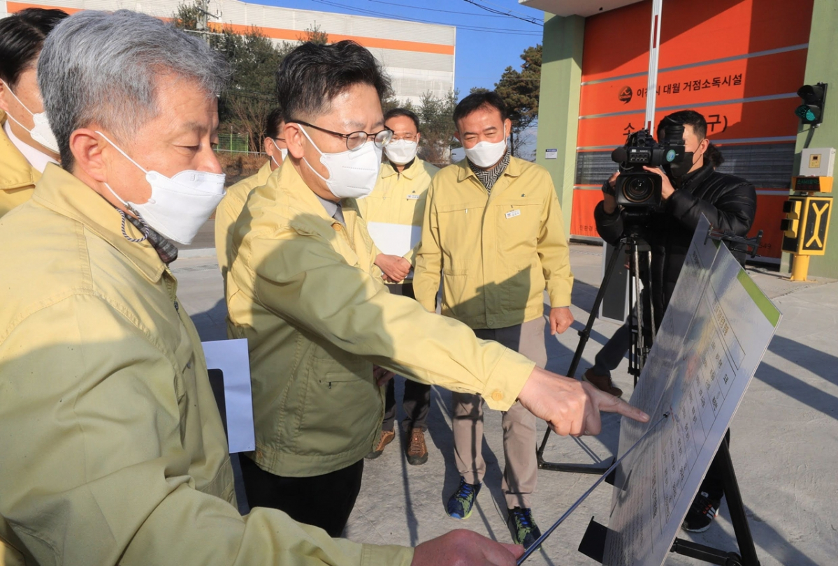 ▲김현수 농림축산식품부 장관이 22일 경기도 이천시 거점소독시설을 찾아 고병원성 조류인플루엔자와 아프리카돼지열병 방역관리 현황을 점검하고 있다. (사진제공=농림축산식품부)