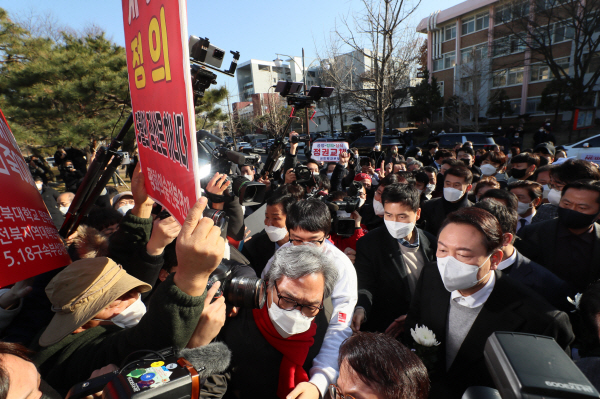 ▲국민의힘 윤석열 대선 후보가 22일 오후 전북 전주시 덕진구 전북대학교 이세종 열사 추모비 앞에서 헌화하려다 이를 반대하는 시민단체의 항의를 받고 있다.   윤 후보는 결국 추모비 대신 이세종 열사 표지석에 헌화했다.  (연합뉴스)