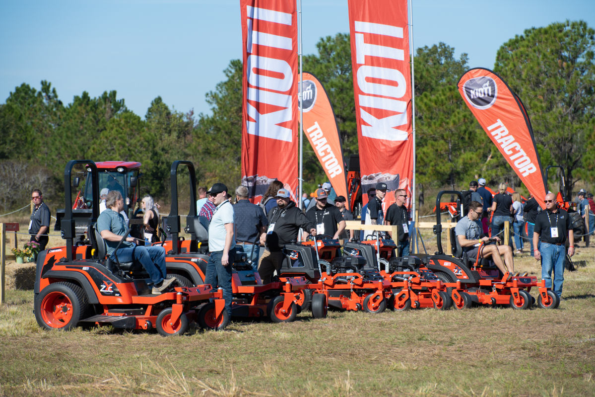 ▲북미 현지 시각 기준 11월 29일부터 12월 2일까지 미국 플로리다주 올랜도에서 개최된 ‘2021년 카이오티 글로벌 딜러 대회:넥스트 레벨’애서 참가자들이 대동의 트렉터를 체험하고 있다. (사진제공=대동)