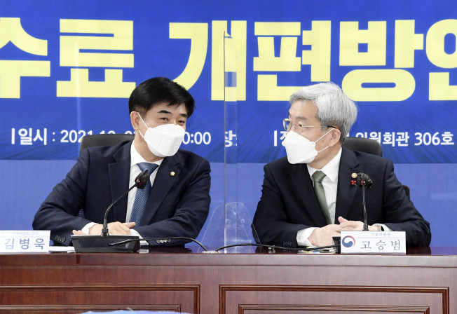 ▲고승범 금융위원장(오른쪽)과 더불어민주당 정무위 간사인 김병욱 의원이 23일 서울 여의도 국회 의원회관에서 열린 카드 수수료 개편 방안에 대한 당정협의회에서 대화하고 있다. (연합뉴스)