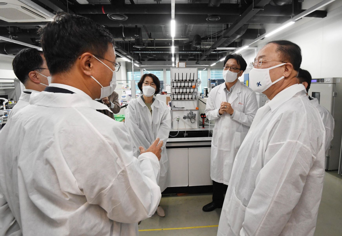▲홍남기 경제부총리 겸 기획재정부 장관이 10월 8일 경기도 성남시 분당구 판교 SK바이오사이언스를 방문해 코로나19 백신개발 진행상황을 점검하고 있다. (뉴시스)