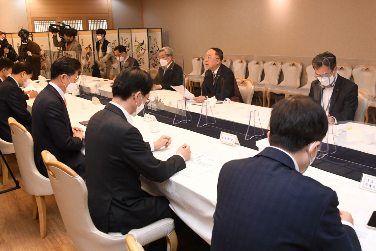 ▲홍남기 경제부총리 겸 기획재정부 장관이  22일 서울 광화문 정부서울청사에서 '제35차 부동산시장 점검 관계장관회의'를 주재하고 모두발언을 하고 있다. (사진제공=기획재정부)