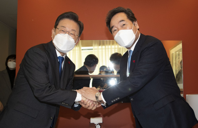 ▲더불어민주당 이재명(왼쪽) 대통령 후보와 이낙연 전 대표가 23일 서울 중구 한 식당에서 열린 오찬회동에서 손을 잡고 인사하고 있다. (국회사진기자단)