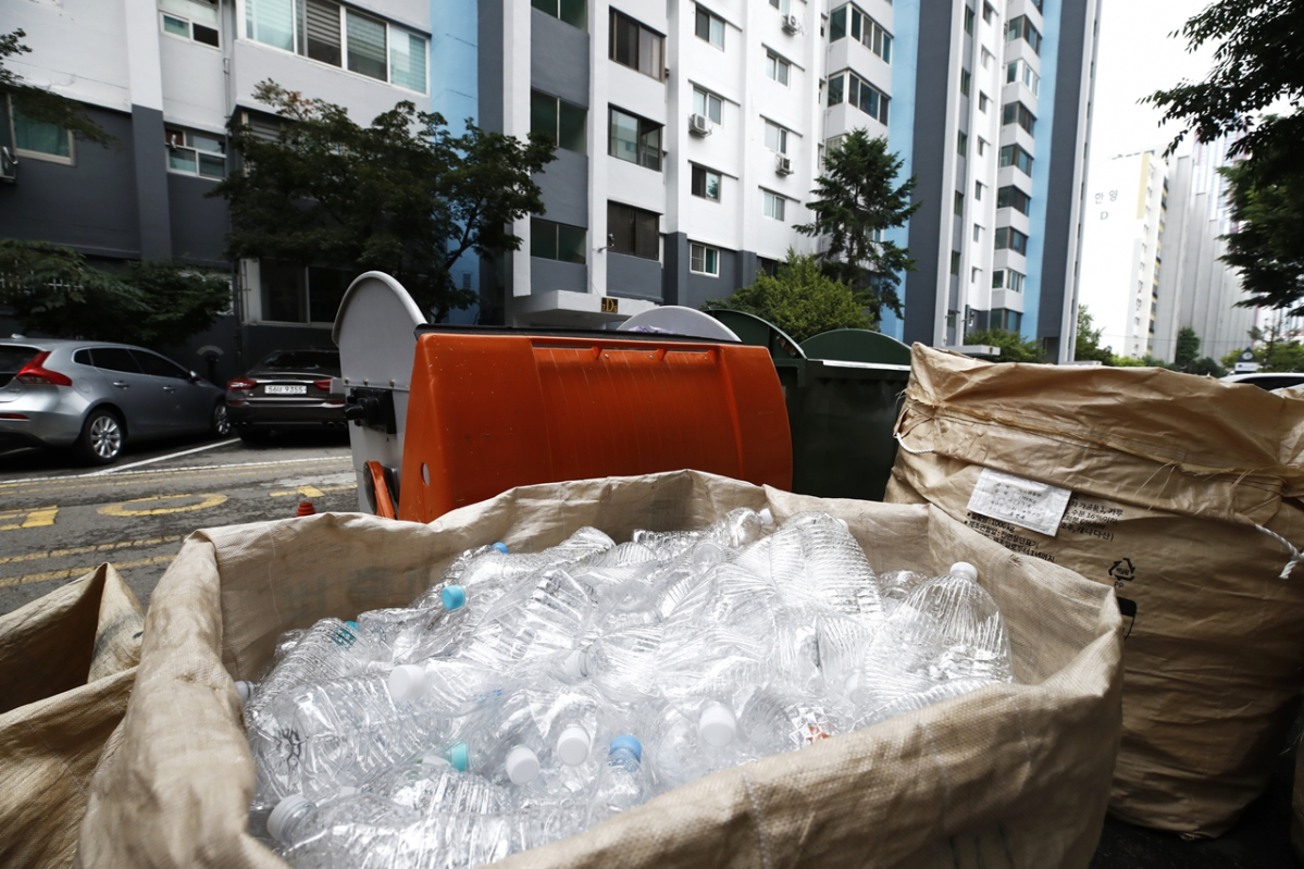 ▲서울시내 한 아파트 분리수거장에 투병페트병이 따로 배출돼 있다. (뉴시스)