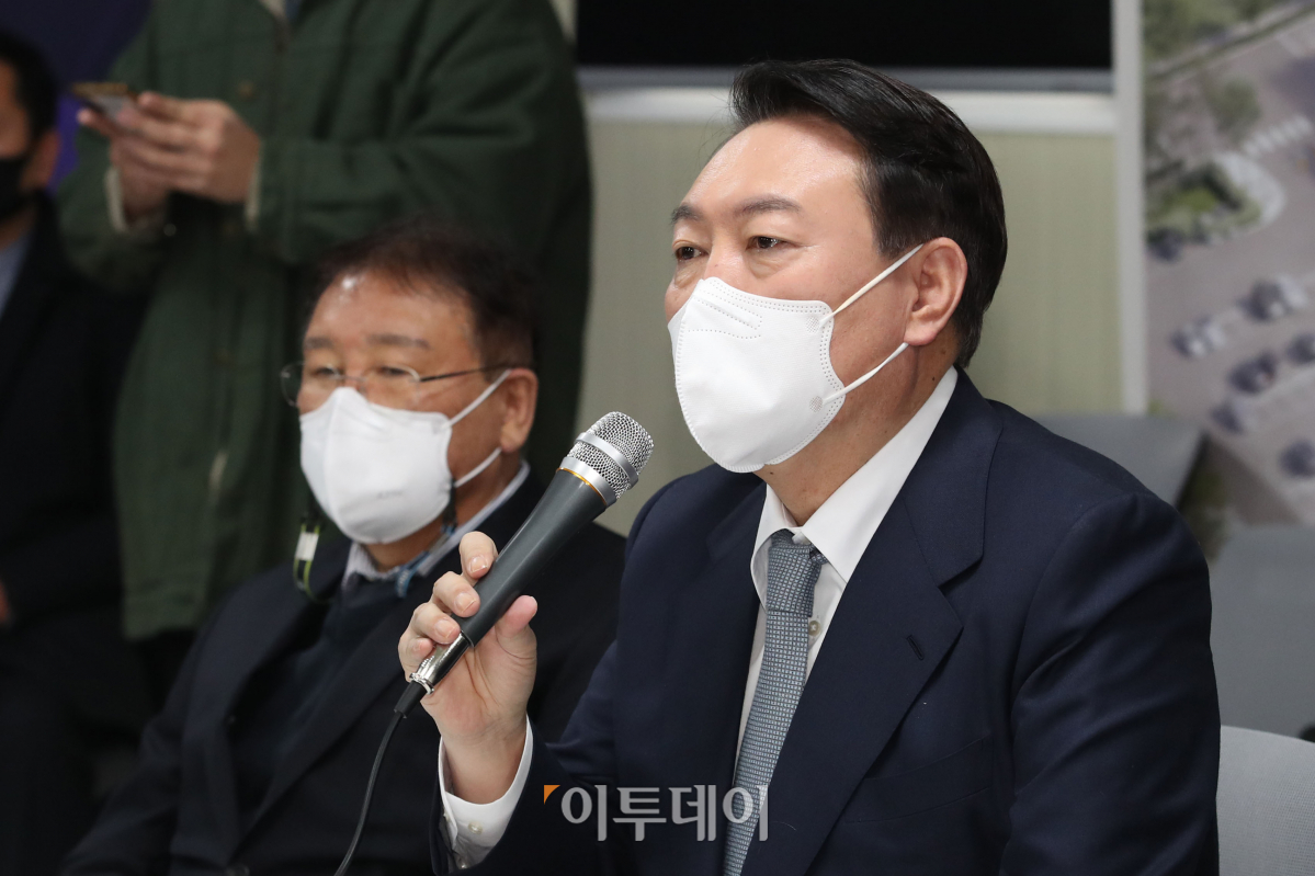 ▲윤석열 국민의힘 대선 후보가 23일 오전 광주 북구 인공지능(AI) 중심 산업융합 집적단지 내 AI 데이터센터 건립 예정지를 방문해 인사말을 하고 있다. (국회사진취재단)