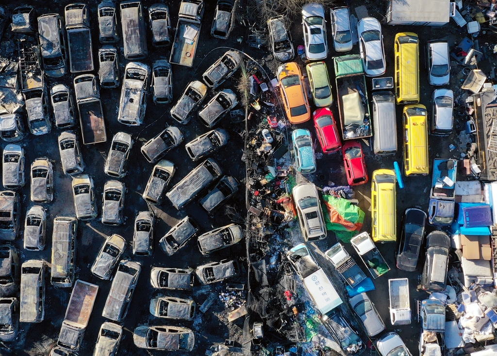 ▲19일 오전 불이 났던 인천시 연수구 중고차수출단지 한 업체에 검게 탄 중고차들이 인근 업체 내 오색 빛깔을 띠는 중고차들과 대조를 이룬다. 사진은 기사와 무관합니다. (연합뉴스)