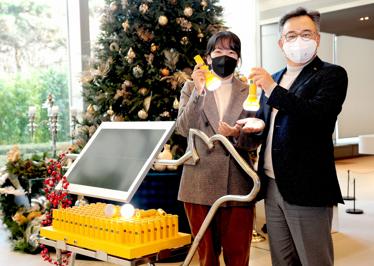 ▲박경일 SK에코플랜트 사장(오른쪽)과 장성은 ㈜요크 대표(왼쪽)가 솔라카우 앞에서 솔라밀크(Solar Milk)를 들고 기념촬영을 하고 있다. (사진제공=SK에코플랜트)