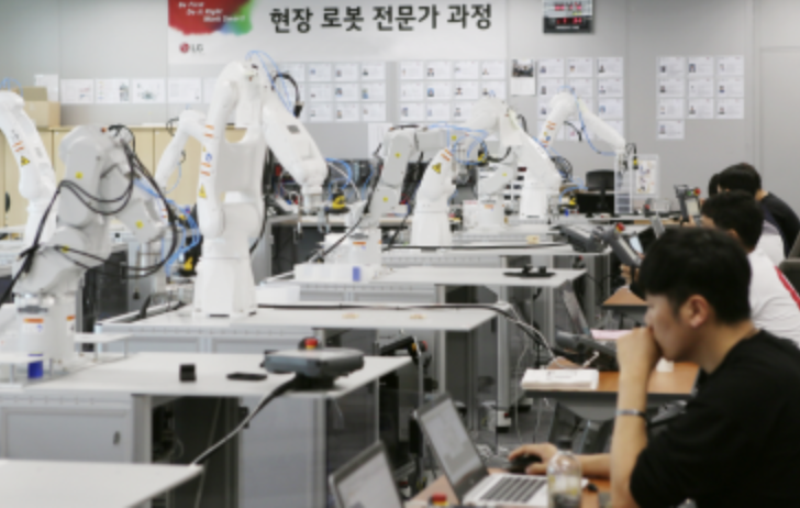 ▲LG전자는 협력사의 제조 경쟁력과 생산성을 높이기 위한 스마트 팩토리 구축을 적극 지원하고 있다. 협력사 직원들이 LG전자에서 로봇 자동화 교육을 받고 있다. (사진제공=LG전자)