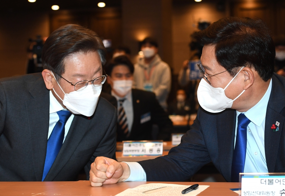 ▲이재명 더불어민주당 대선후보가 지난달 23일 오후 서울 영등포구 여의도동 중소기업중앙회에서 열린 직능단체와 함께하는 대전환선대위 직능본부 발대식에서 송영길 상임선대위원장과 대화하고 있다. 신태현 기자 holjjak@ (이투데이DB)