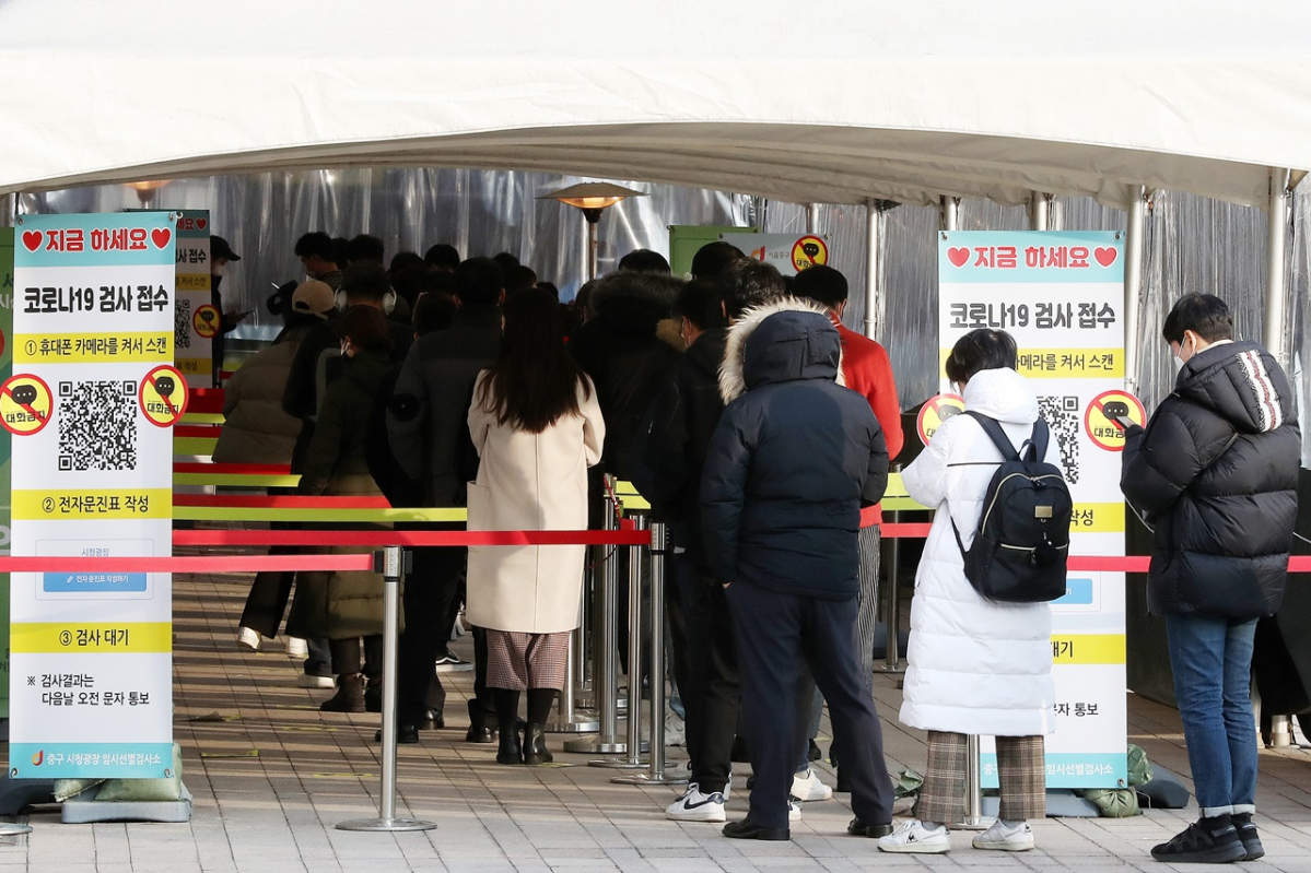 ▲23일 오후 서울 중구 서울광장 임시선별검사소에서 시민들이 검사를 받기 위해 대기하고 있다. (뉴시스)