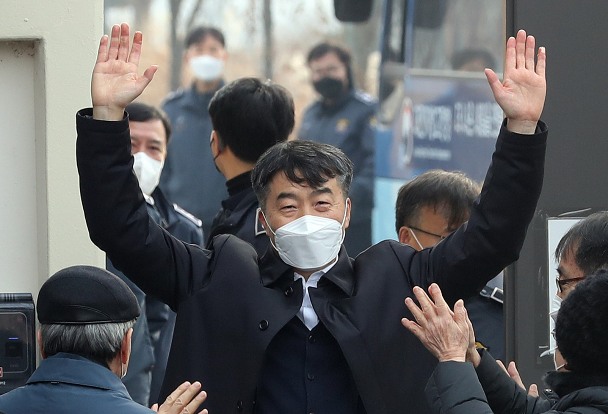 ▲ 내란선동 등의 혐의로 복역 중이던 이석기 전 통합진보당 의원이 24일 오전 대전교도소에서 출소하고 있다. (뉴시스)