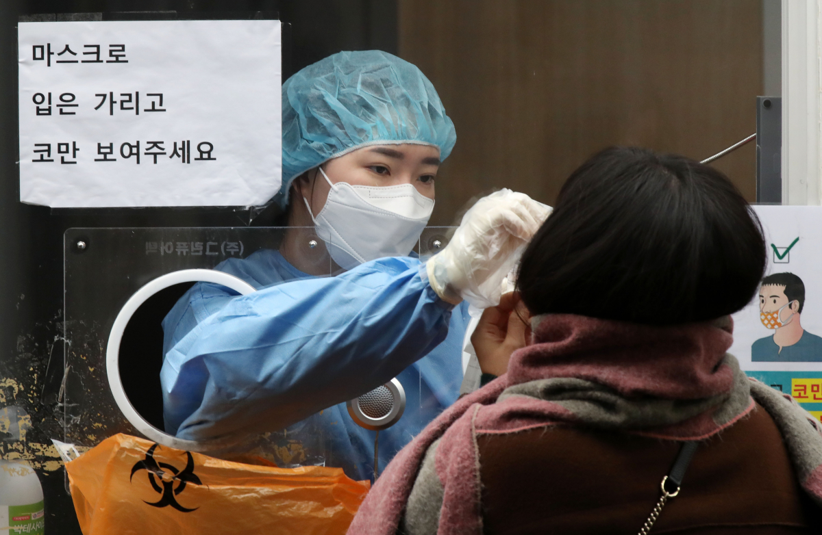 ▲코로나19 신규 확진자가 6233명을 기록, 위중증으로 입원 치료 중인 환자가 역대 가장 많은 1084명으로 나타난 24일 오전 서울 중구 서울역광장에 마련된 코로나19 중구임시선별검사소에서 의료진이 검체 채취를 하고 있다.  (뉴시스)