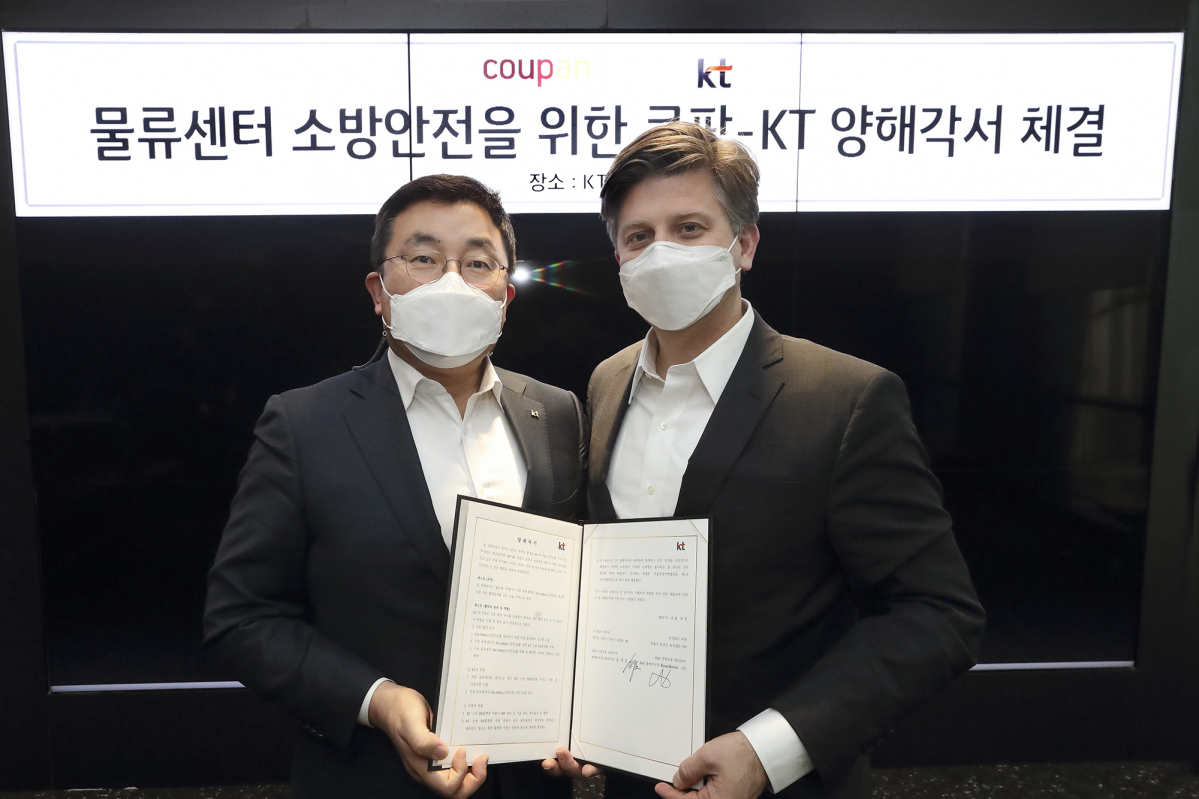 ▲송재호 KT AIㆍDX융합사업부문장 부사장(왼쪽)과 라이언 브라운 쿠팡 환경보건안전 총괄 부사장이 기념 촬영을 하고 있다. (사진제공=KT)