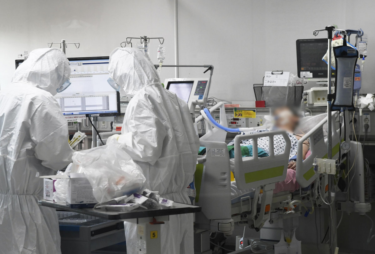 ▲경기 고양시 국민건강보험공단 일산병원(코로나19 거점전담병원) 의료진이 코로나19 중환자와 위중증 환자 집중 치료실에서 환자들을 돌보고 있다. (뉴시스)