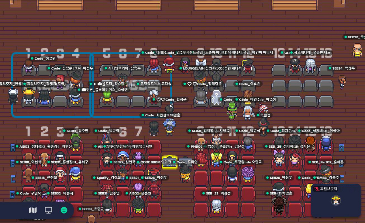 ▲21일 메타버스 플랫폼 게더타운에서 열린 코드스테이츠 ‘2021 알럼나이 나잇’ 메타버스 행사장에 많은 참가자들이 모여 있다. (사진제공=코드스테이츠)