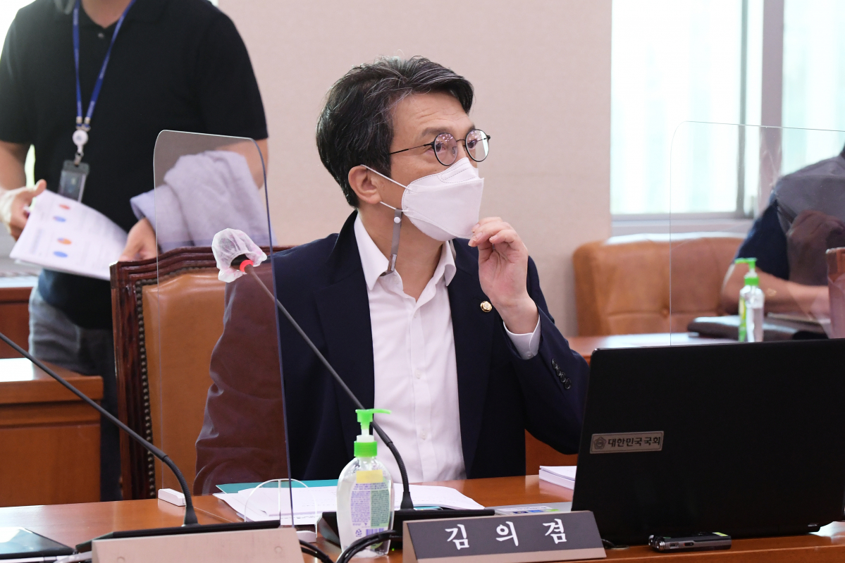 ▲서울 여의도 국회에서 열린 언론중재 및 피해구제 등에 관한 법률 일부개정법률안(언론중재법) 심의를 위한 문화체육관광위원회 안건조정위원회에서 비교섭단체 조정위원으로 선임된 김의겸 열린민주당 의원이 마스크를 고쳐쓰고 있다. (공동취재사진)