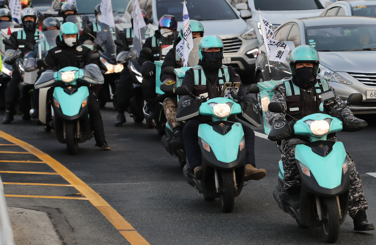 ▲23일 오후 서울 송파구 우아한형제들 본사 인근에서 열린 '배달의민족 임금교섭 승리 배달노동자 결의대회'에서 배달 노동자들이 배달료 인상을 촉구하며 행진을 하고 있다. (뉴시스)