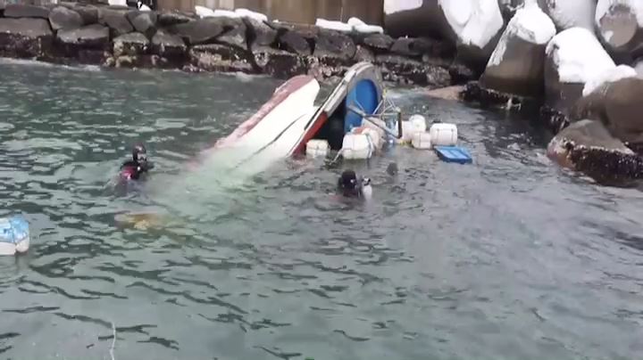 ▲영동지방에 쏟아진 폭설에 어선 피해가 속출한 25일 해경구조대가 속초항 침몰 어선에서 기름유출 방지작업을 하고 있다. 연합뉴스