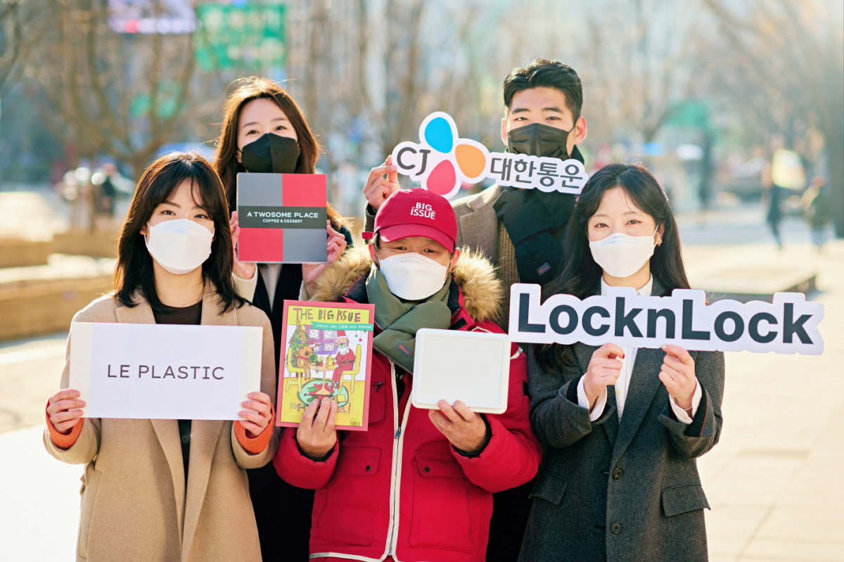 ▲CJ대한통운은 락앤락, 투썸플레이스, 친환경 소셜벤처 ‘K.O.A’와 함께 버려지는 플라스틱 4.9톤(t)으로 제작한 업사이클링 패딩 목도리와 다회용 박스를 출시한다고 26일 밝혔다.  (사진제공=CJ대한통운)