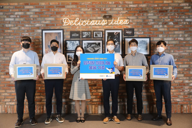 ▲이마트24 임직원들이 희망나눔 캠페인으로 모인 물품을 밀알복지재단에 전달한 뒤 기념촬영을 하고 있다(사진제공=이마트24)