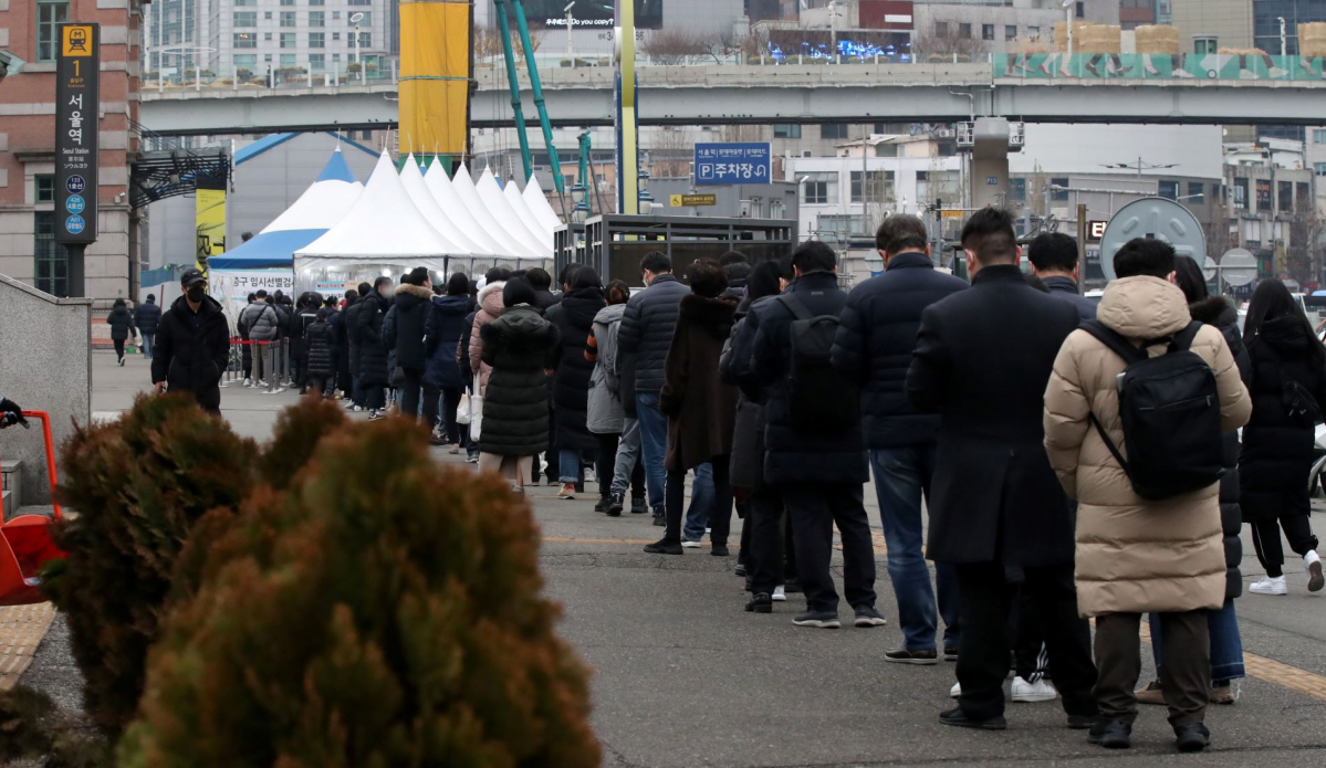 ▲24일 오전 서울 중구 서울역광장에 마련된 신종 코로나바이러스 감염증(코로나19) 중구임시선별검사소에서 시민들이 검사를 받기 위해 줄 서 있다. (뉴시스)