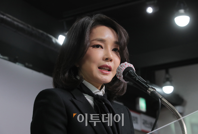 ▲윤석열 국민의힘 대선 후보 부인 김건희 코바나컨텐츠 대표가 26일 오후 서울 여의도 국민의힘 당사에서 자신의 허위 이력 의혹과 관련해 입장문 발표하고 있다.  (고이란 기자 photoeran@)