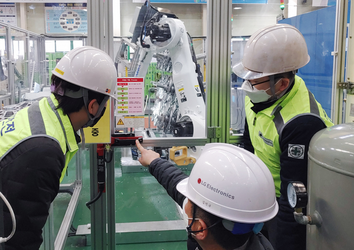 ▲LG전자 담당자가 안전사고 예방을 위해 산업용 로봇을 운영하는 협력사를 대상으로 현장에서 로봇 공정 안전장치, 비상정지 시스템, 자체점검 프로세스 등 다양한 안전점검 항목을 점검하고 있다. (사진제공=LG전자)