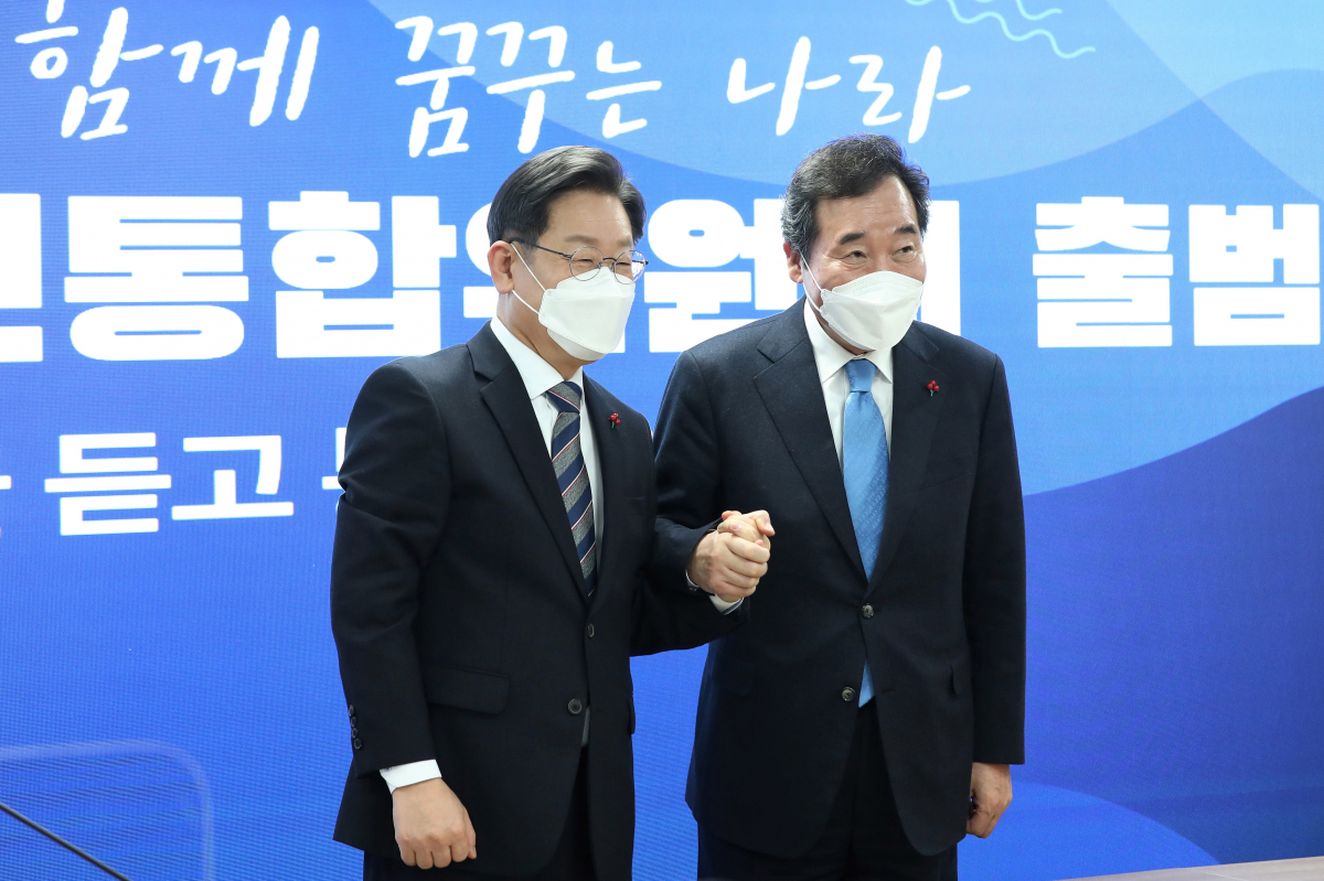 ▲더불어민주당 이재명 대선 후보와 이낙연 전 대표가 27일 서울 여의도 당사에서 열린 국가비전·국민통합위원회 출범식에서 기념촬영을 하고 있다. (국회사진기자단)