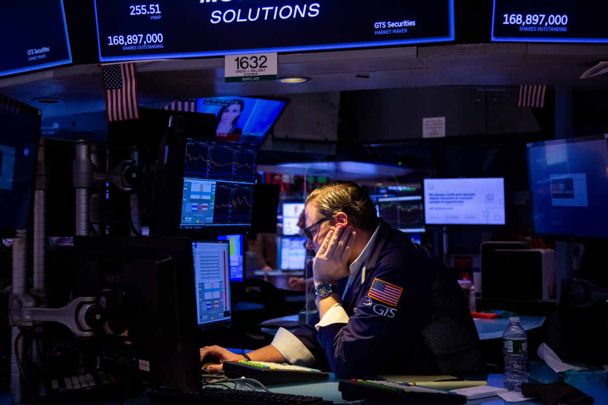 ▲미국 뉴욕증권거래소(NYSE)에서 지난달 30일 트레이더가 모니터를 보고 있다. 뉴욕/신화뉴시스
