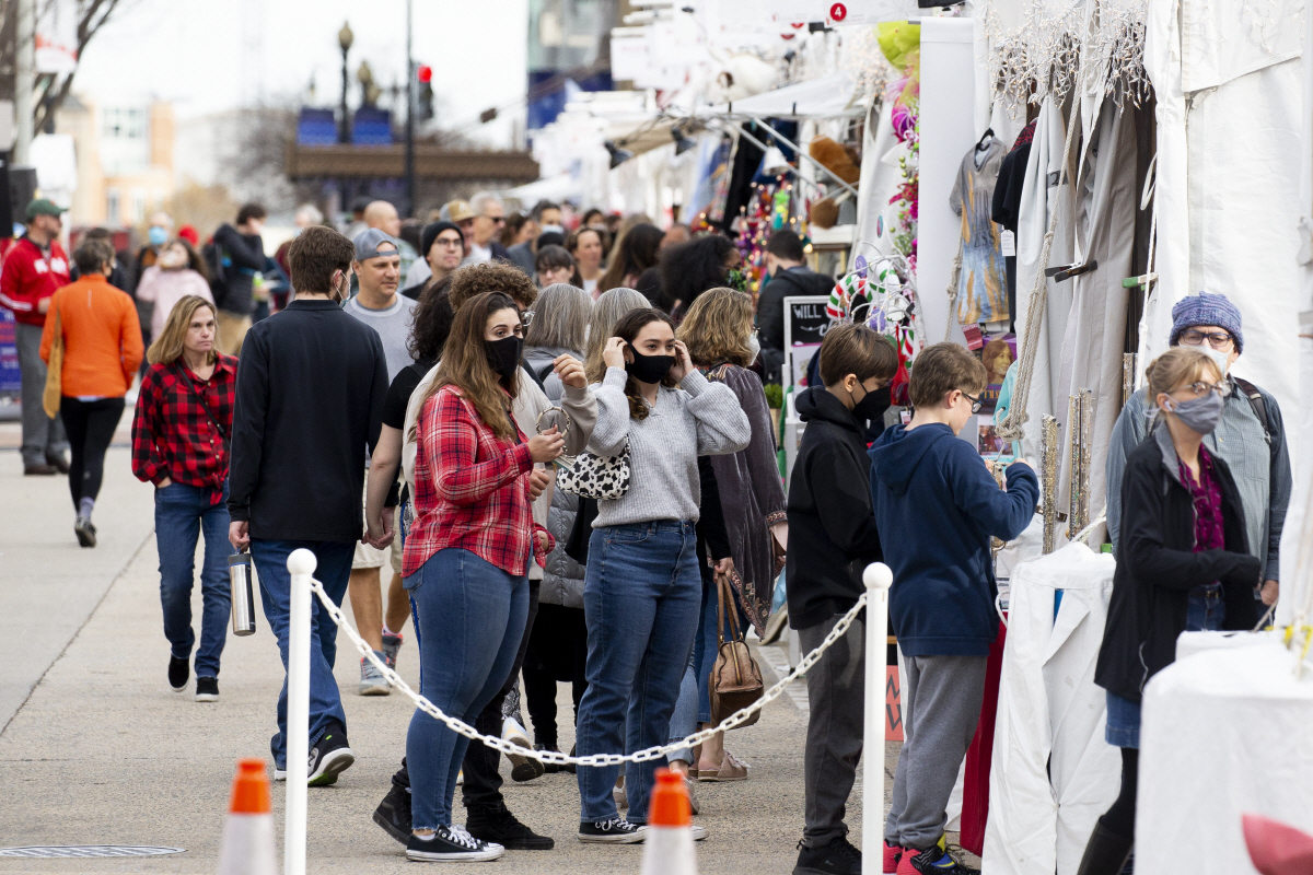 ▲미국 워싱턴D.C.의 한 시장에서 17일 사람들이 쇼핑을 즐기고 있다. 워싱턴D.C./EPA연합뉴스 
