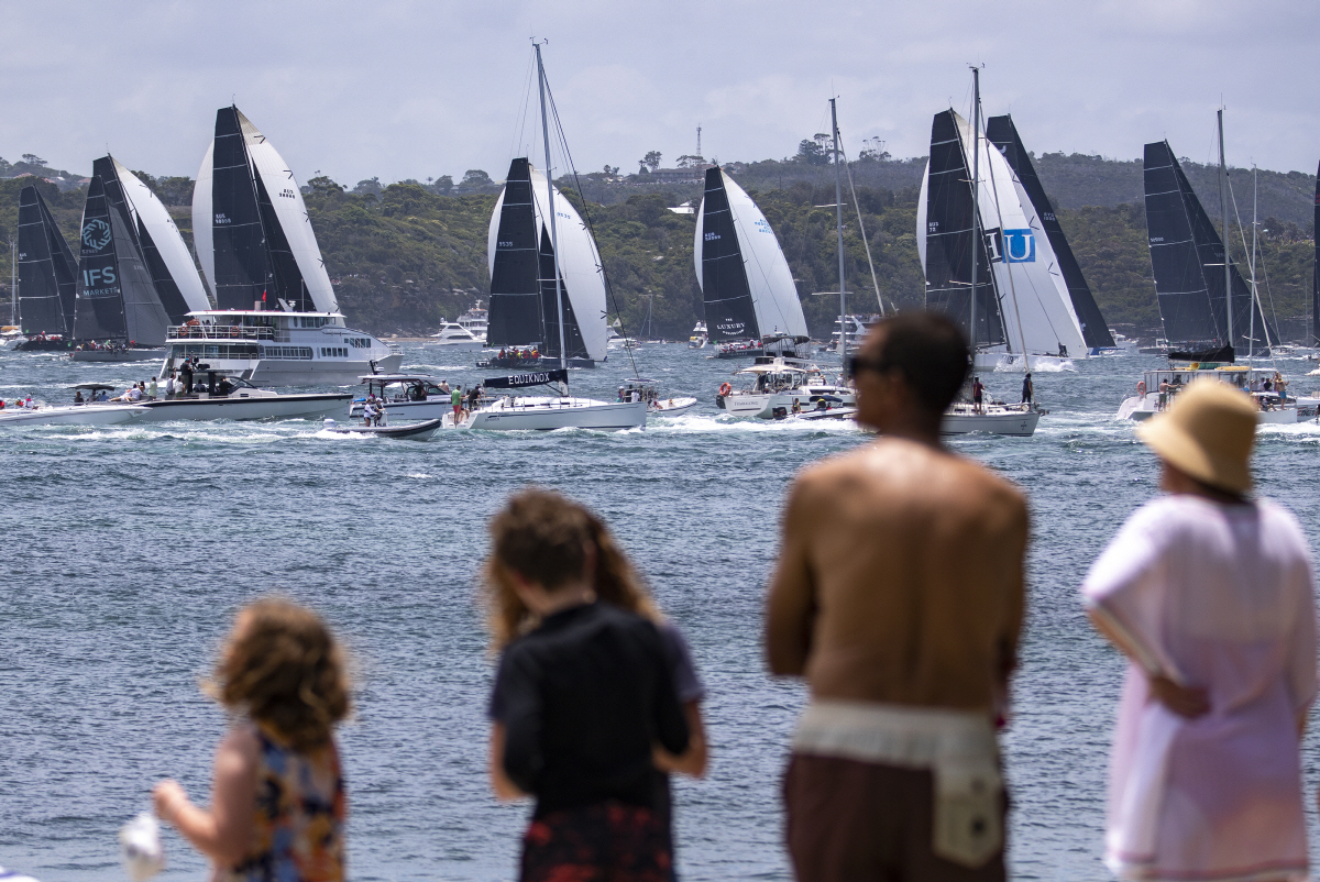 ▲호주 시드니에서 지난달 26일(현지시간) 시민들이 요트 대회를 관람하고 있다.
(시드니/신화뉴시스)