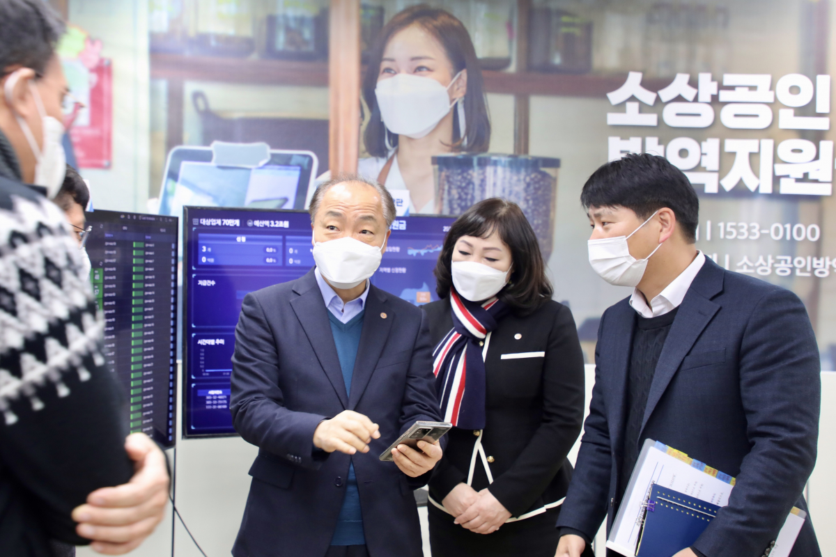 ▲27일 오전 조봉환 소상공인시장진흥공단 이사장이 소상공인방역지원금 모바일 신청 사이트를 점검하고 있다. (사진제공=소상공인시장진흥공단)