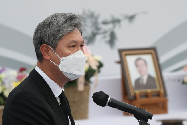 ▲9일 경기도 파주시 동화경모공원에서 열린 고(故) 노태우 전 대통령 국가장 안장식에서 고인의 아들 노재헌 변호사가 유족을 대표해 조문객들에게 인사말하고 있다. (연합뉴스)