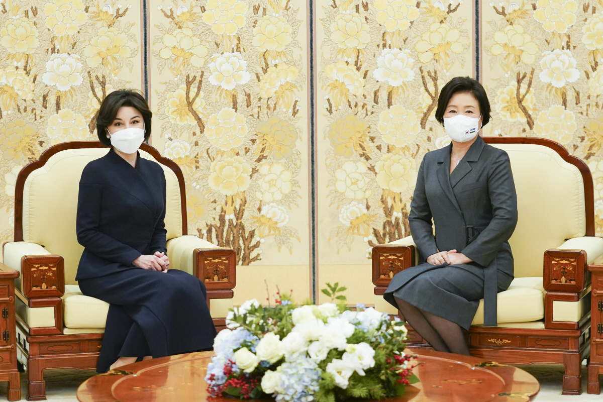 ▲(뉴시스) 김정숙 여사가 17일 청와대 접견실에서 지로아트 미르지요예바 우즈베키스탄 대통령 영부인과 기념촬영하고 있다.
