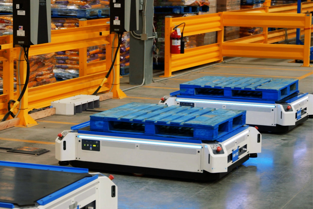 ▲미국 텍사스에 위치한 CJ 로지스틱스 아메리카 물류센터에서 AMR(Autonomous Mobile Robot·자율주행 이송로봇)을 테스트하고 있다. (사진제공=CJ대한통운)