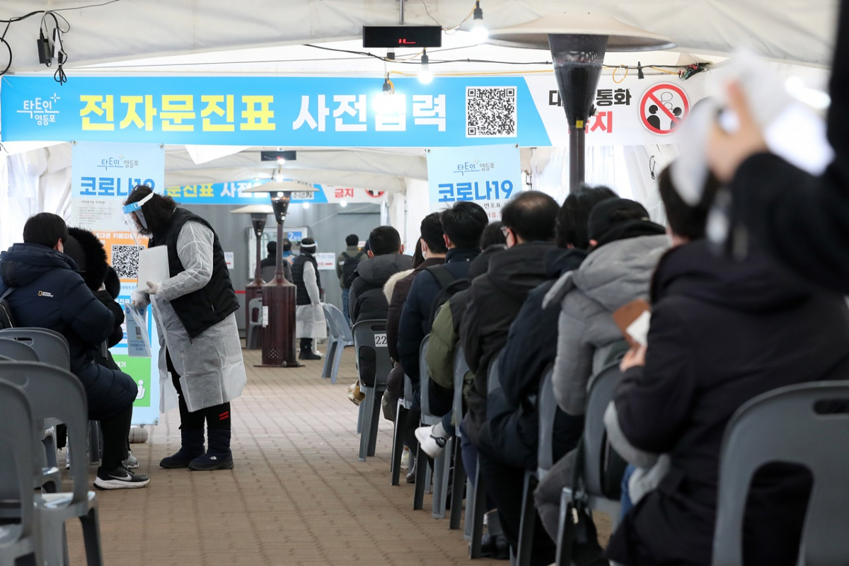 ▲28일 오전 서울 영등포구 여의도 임시선별검사소에서 시민들이 검사를 받기 위해 대기하고 있다. (뉴시스)
