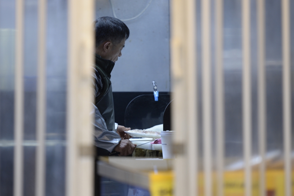 ▲코로나19 방역 조치로 피해를 본 소상공인에 대한 방역지원금 신청이 시작된 27일 오후 서울 시내의 한 식당가가 점심시간임에도 한산한 모습을 보이고 있다. 조현호 기자 hyunho@ (이투데이DB)