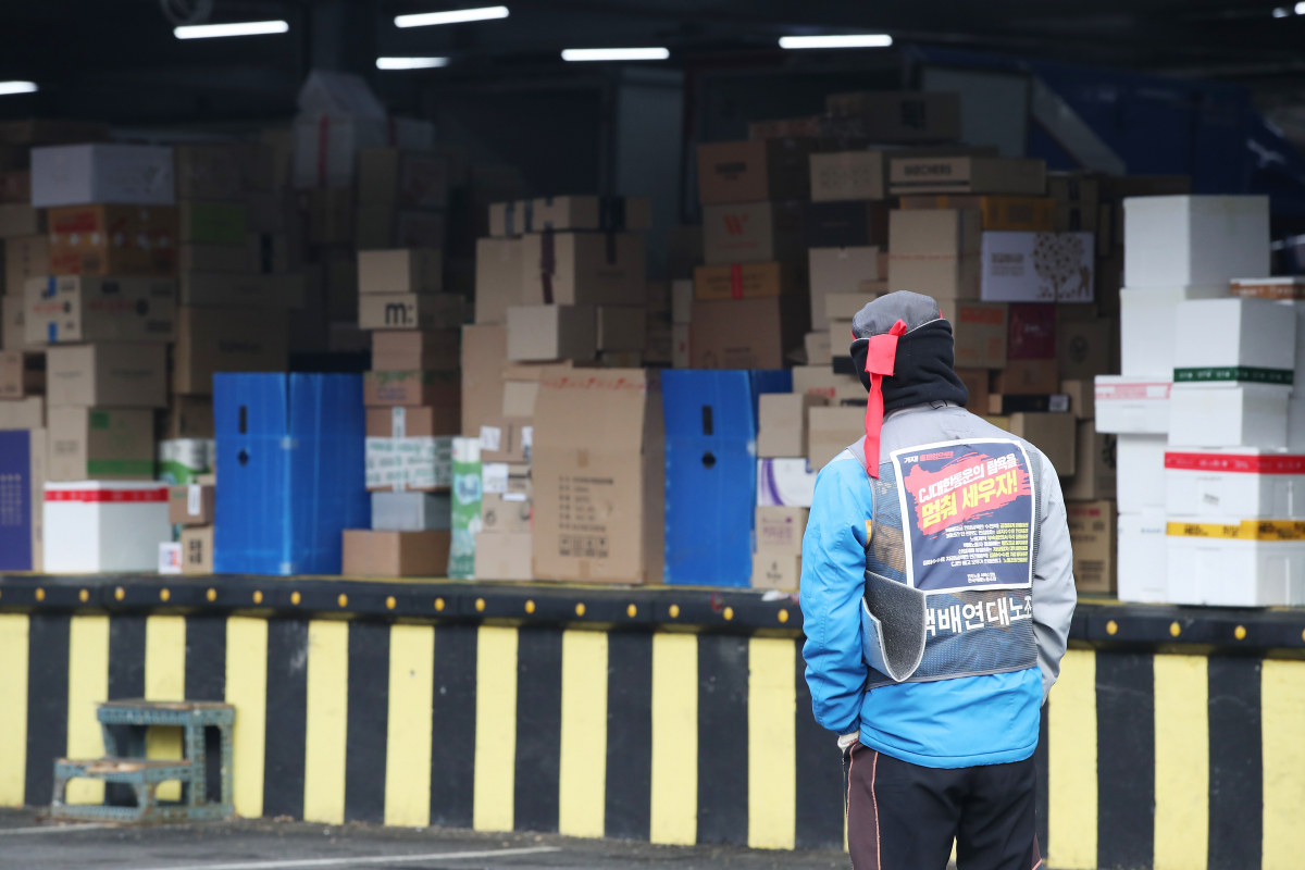 ▲택배 노동자 과로사 방지를 위한 사회적 합의 이행을 촉구하며 28일 무기한 총파업에 들어간 CJ택배노조 (연합뉴스)