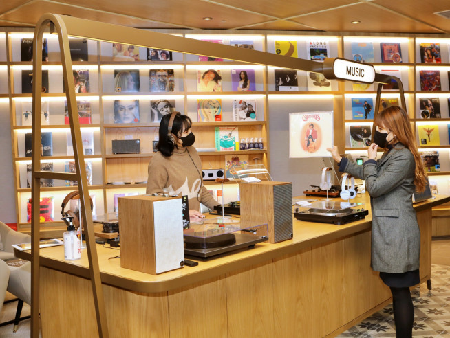 ▲경기 부천시 롯데백화점 중동점 라이프스타일 공간에서 고객들이 매장을 이용하고 있다.(사진제공=롯데백화점)