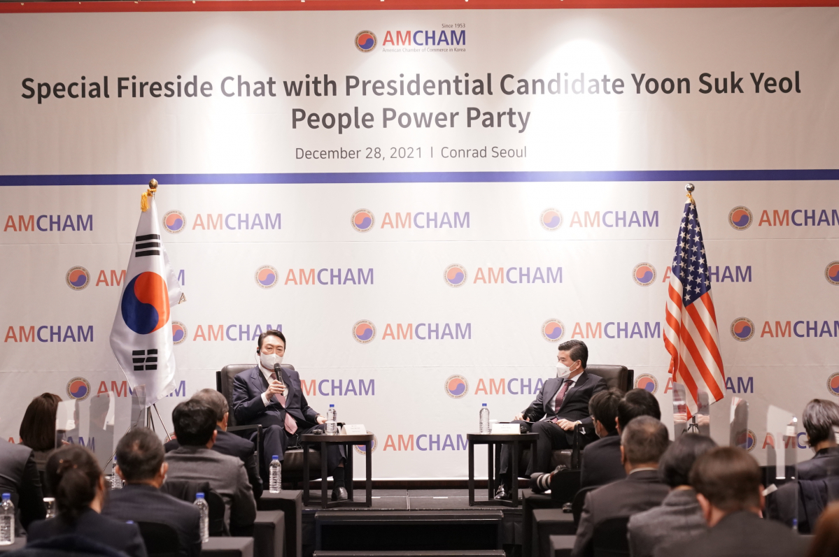 ▲28일 서울 여의도 콘래드 호텔에서 열린 주한미상공회의소(AMCHAM) 간담회에서 윤석열 국민의힘 대선후보가 제임스 김 주한미상공회의소 회장 질문에 답변하고 있다.  (사진제공=암참)