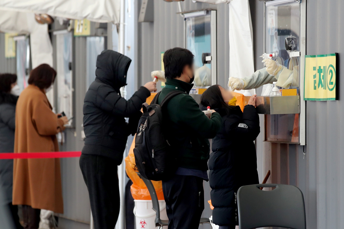 ▲시민들이 서울시청 앞 서울광장 임시선별검사소에서 코로나19 검사를 받고 있다. (뉴시스)