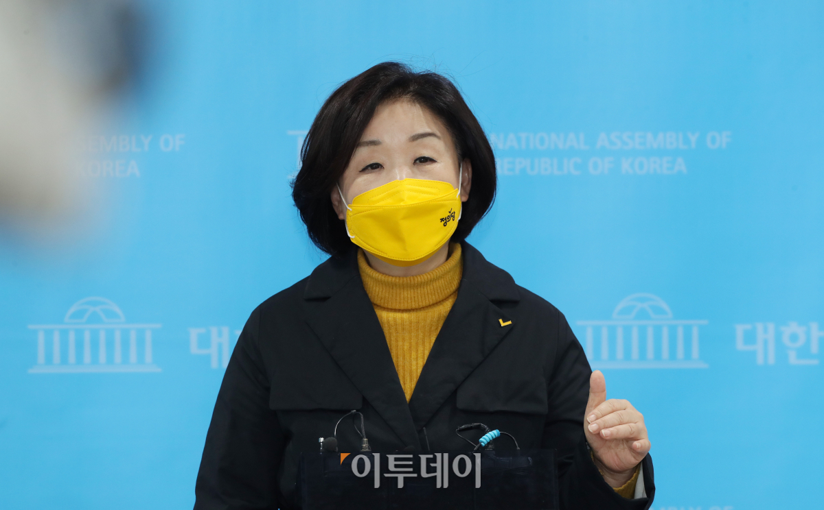 ▲심상정 정의당 대선 후보가 29일 서울 여의도 국회 소통관에서 보건의료공약 '심상정케어'를 발표한 뒤 취재진의 질문에 답하고 있다. (공동취재사진) 